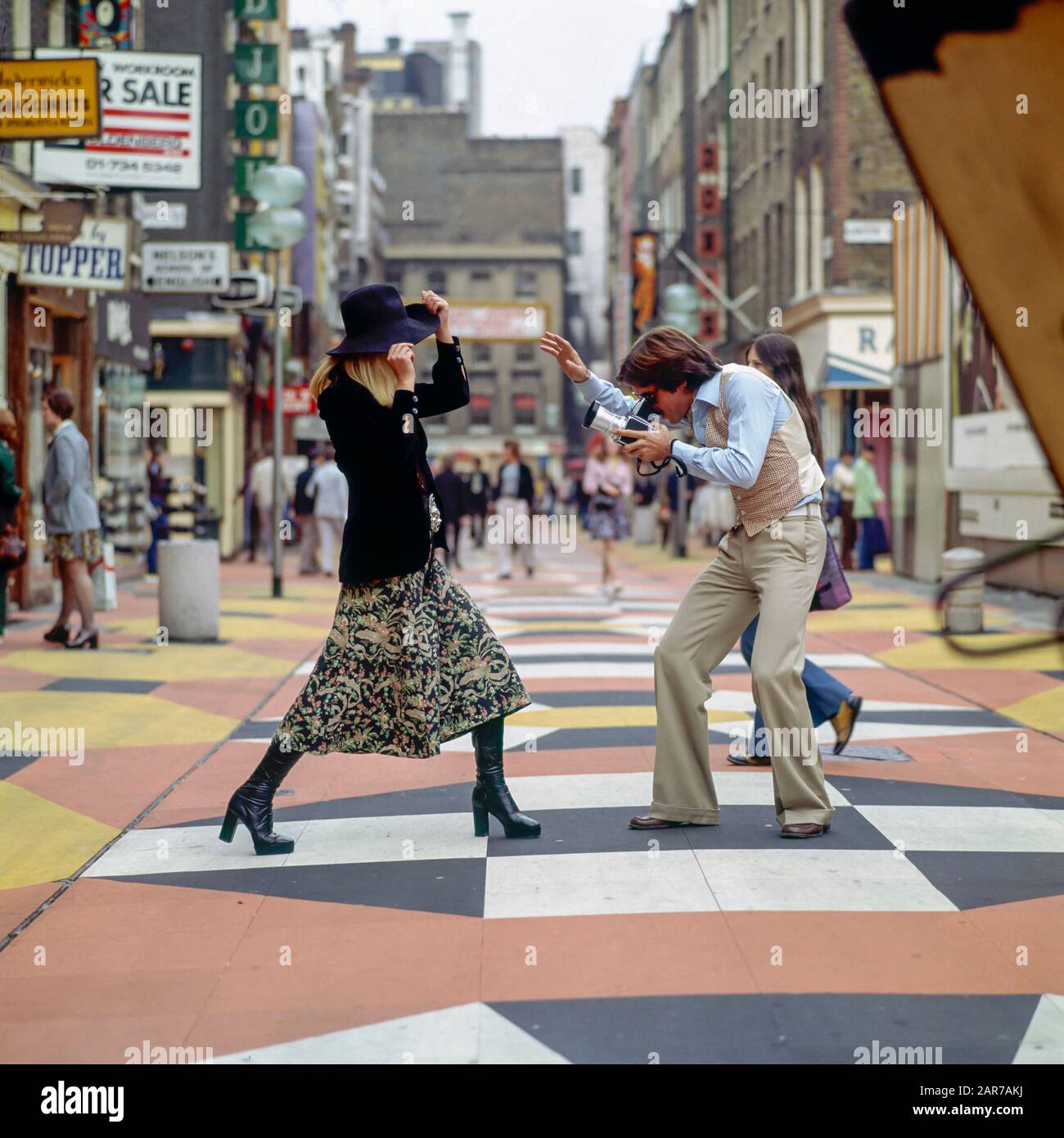 Londres, années 1970, photographe prenant des photos avec un mannequin féminin, Carnaby Street, Soho, Angleterre, Royaume-Uni, GB, Grande-Bretagne, Banque D'Images