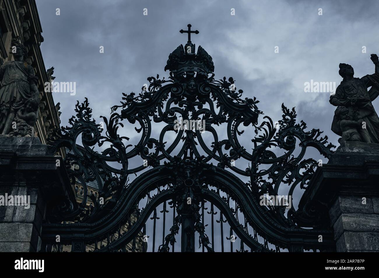 Immense porte en fer et entrée au jardin de la résidence baroque de Würzburg, Allemagne Banque D'Images