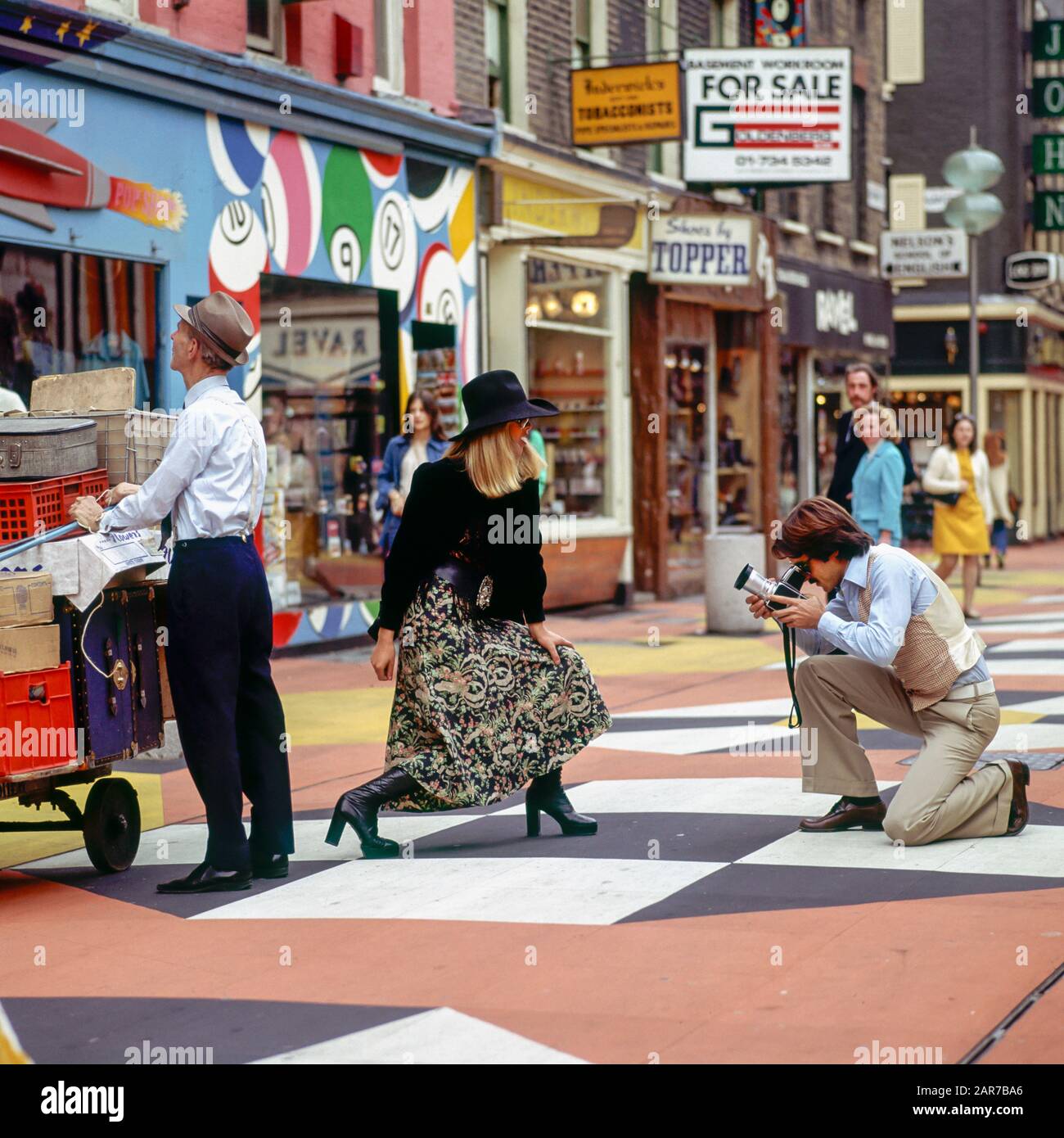 Londres, années 1970, photographe prenant des photos avec un mannequin féminin, Carnaby Street, Soho, Angleterre, Royaume-Uni, GB, Grande-Bretagne, Banque D'Images