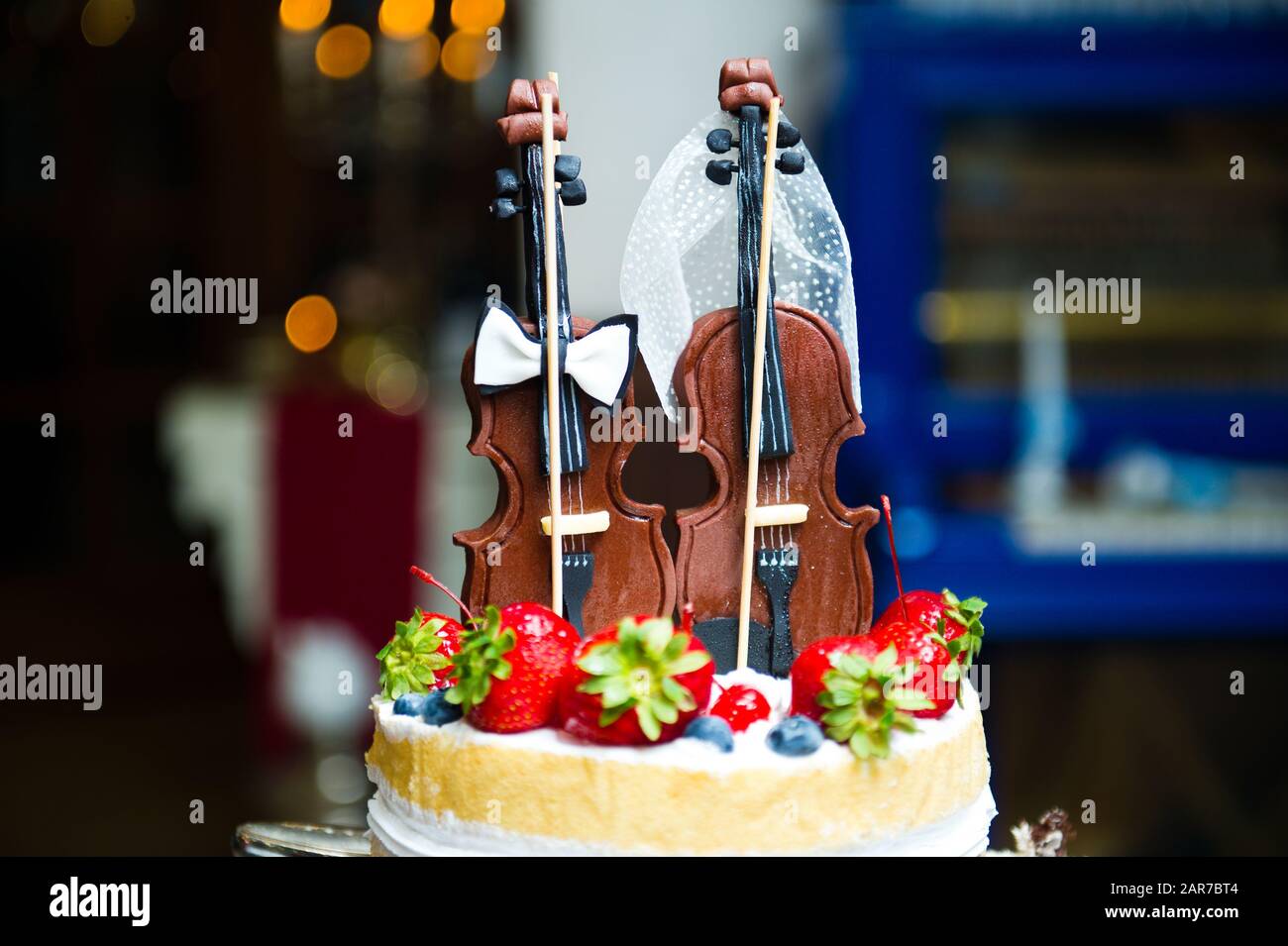 Figurines Comestibles Sur Un Gateau Sous Forme De Deux Violons Gros Plan Photo Stock Alamy