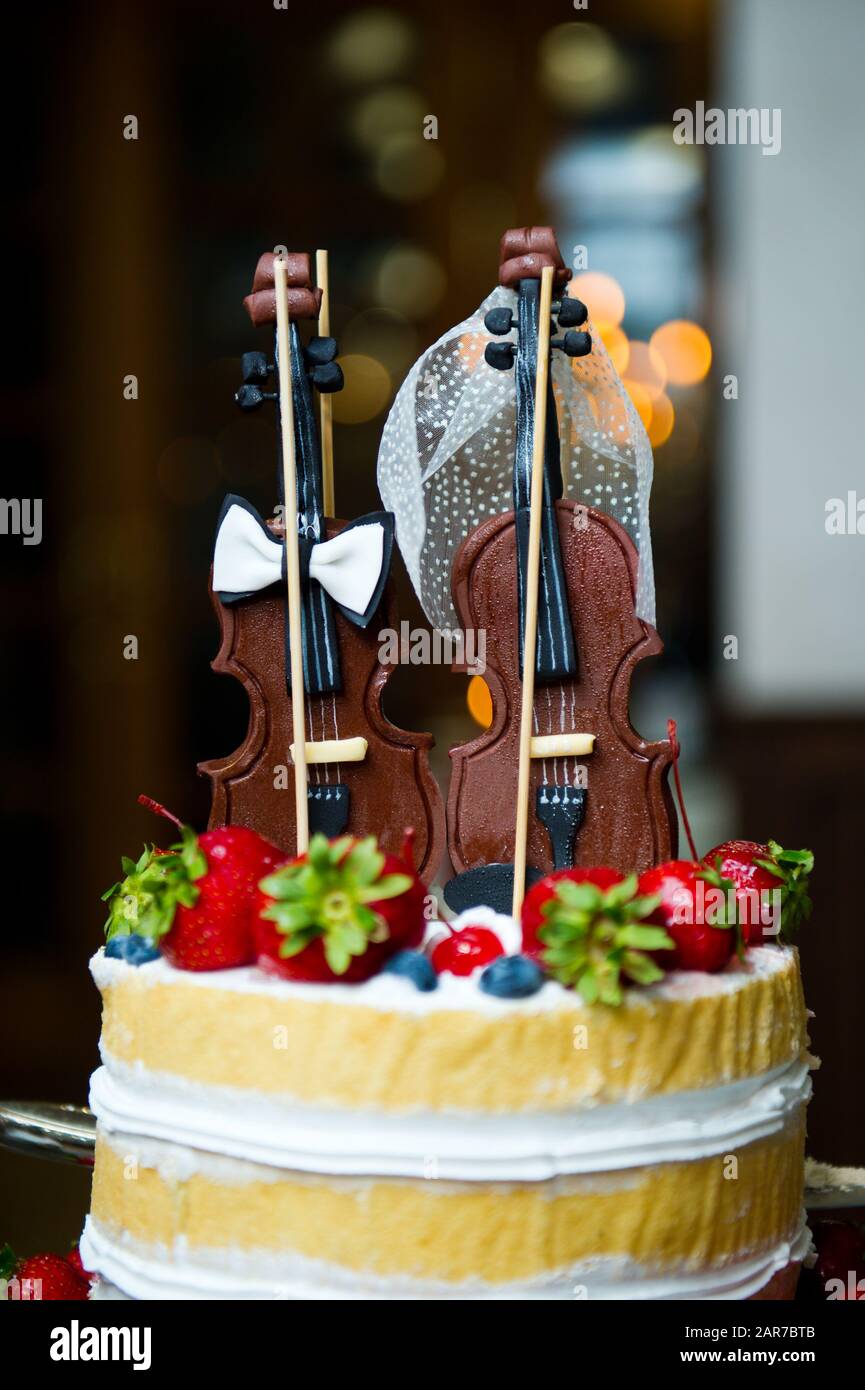 Figurines Comestibles Sur Un Gateau Sous Forme De Deux Violons Photo Stock Alamy
