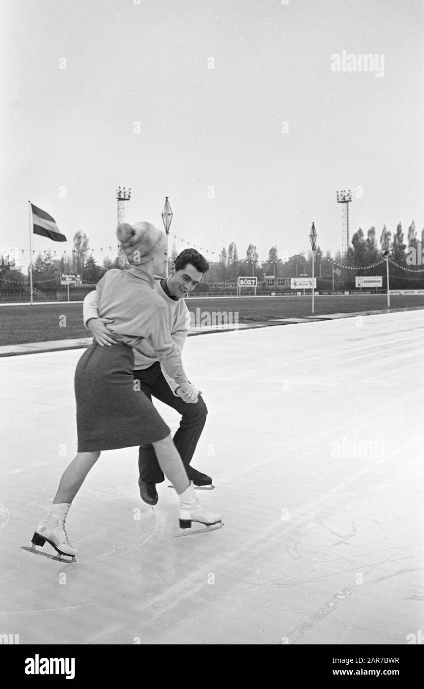 Ouverture De Jaap Eden Ice Rink Avec J. Haanappel, Ada Kok Gerben Karsten, Henk Van De Grift, Marika Kilius, H. Jurgen Baumler Date : 28 Octobre 1964 Mots Clés : Ouvertures, Patineurs Nom Personnel : Gerben Karsten, H. Jurgen Baumler, J. Haanappel, Kilius, Marika, Kok, Ada Banque D'Images