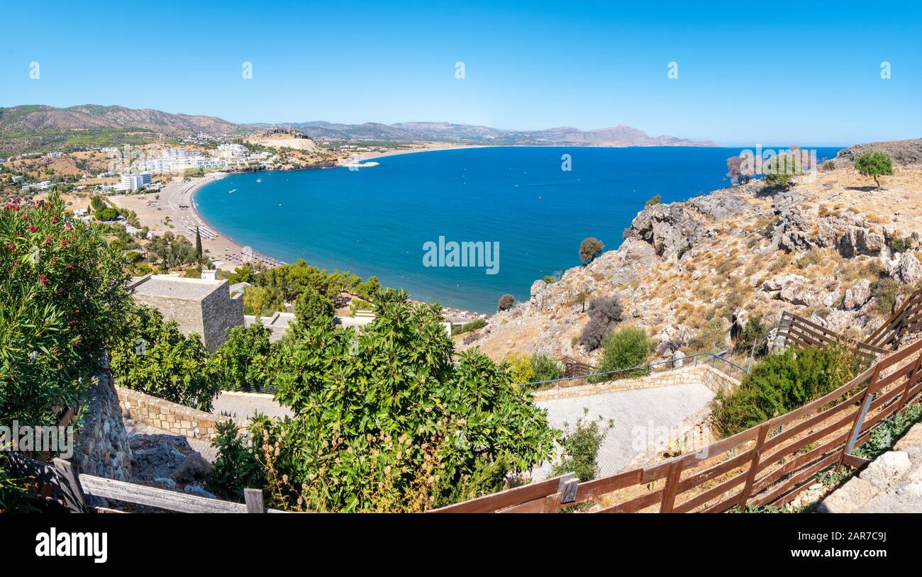 Vue sur la baie de Vlycha (plage) avec des hôtels près du village de Lindos (Rhodes, Grèce) Banque D'Images