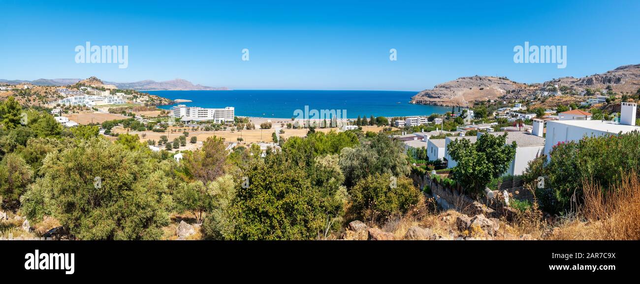 Vue panoramique sur la baie de Vlycha (plage) avec des hôtels près du village de Lindos (Rhodes, Grèce) Banque D'Images