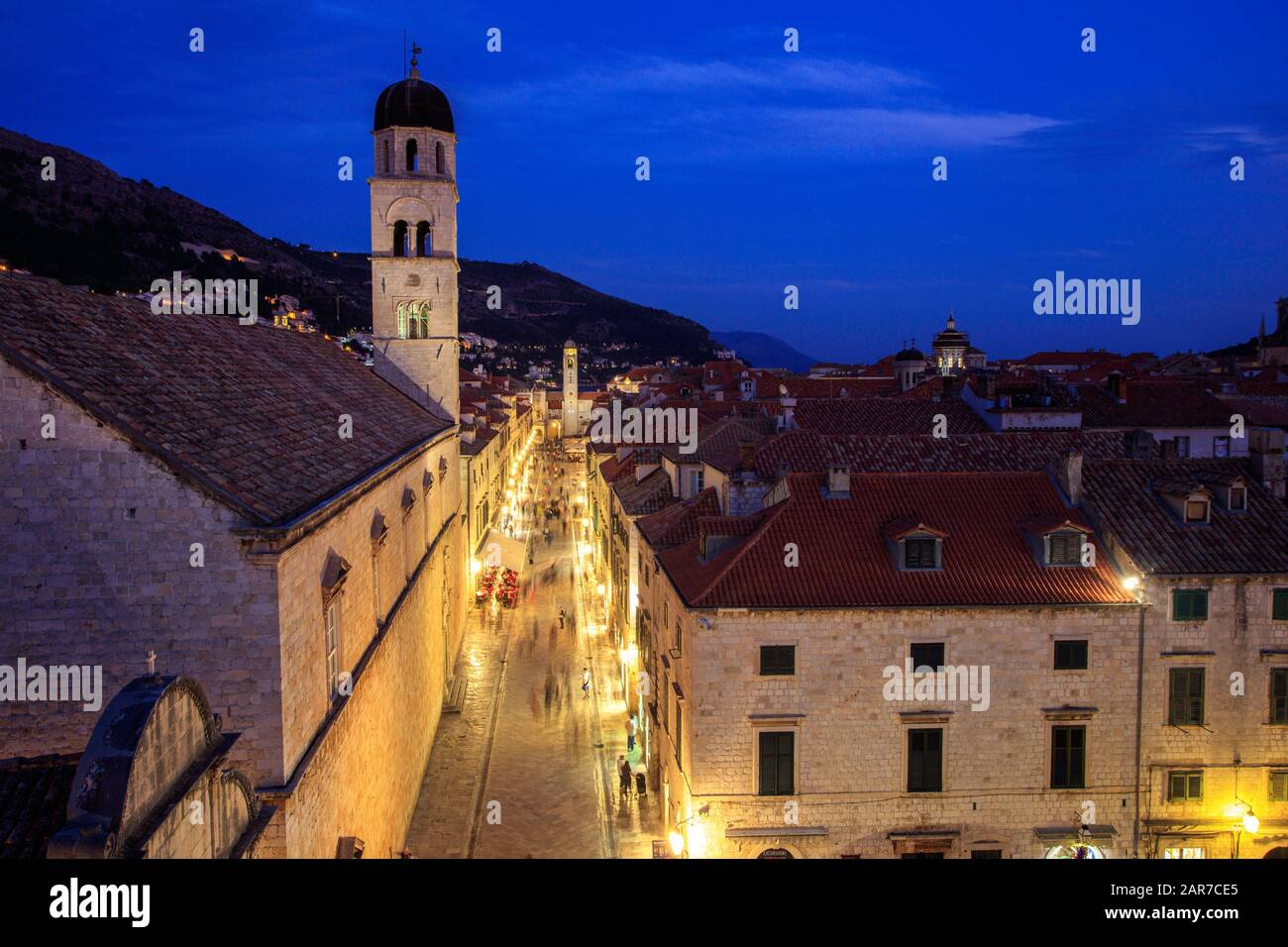 Heure bleue au-dessus de la rue principale de Dubrovnik Placa et le monastère franciscain. Croatie Banque D'Images
