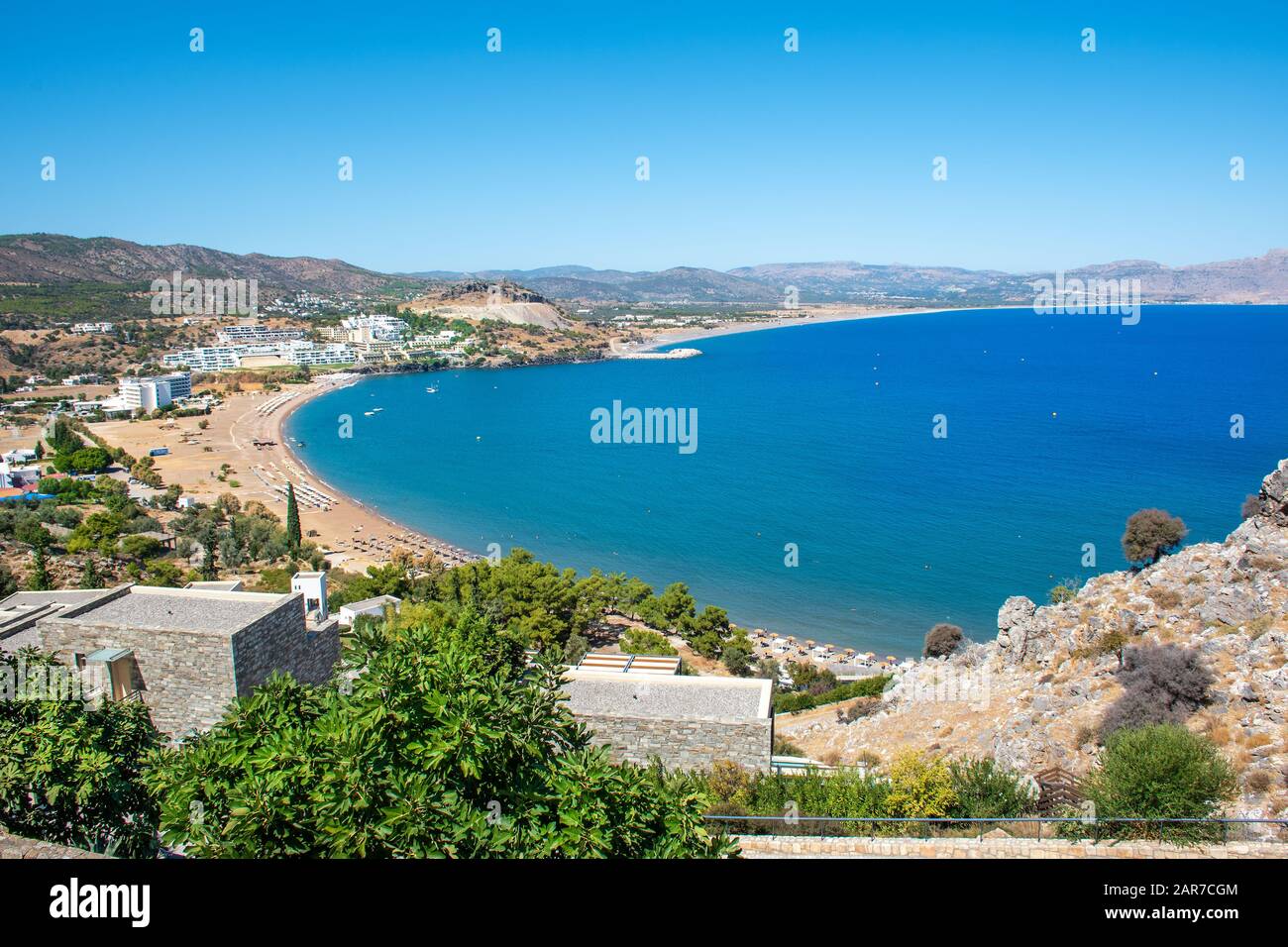Vue sur la baie de Vlycha (plage) avec des hôtels près du village de Lindos (Rhodes, Grèce) Banque D'Images