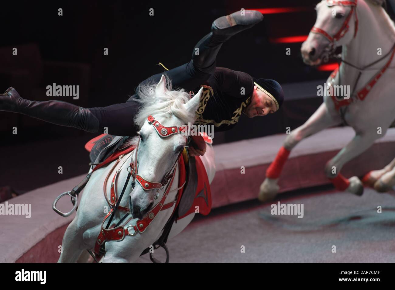 Saint-Pétersbourg, Russie - 27 décembre 2019: Pilotes de cirque dirigés par Oleg Tandelov sur l'arène lors de la première du spectacle OFU. Atterrissage À Saint-Pétersbourg Banque D'Images