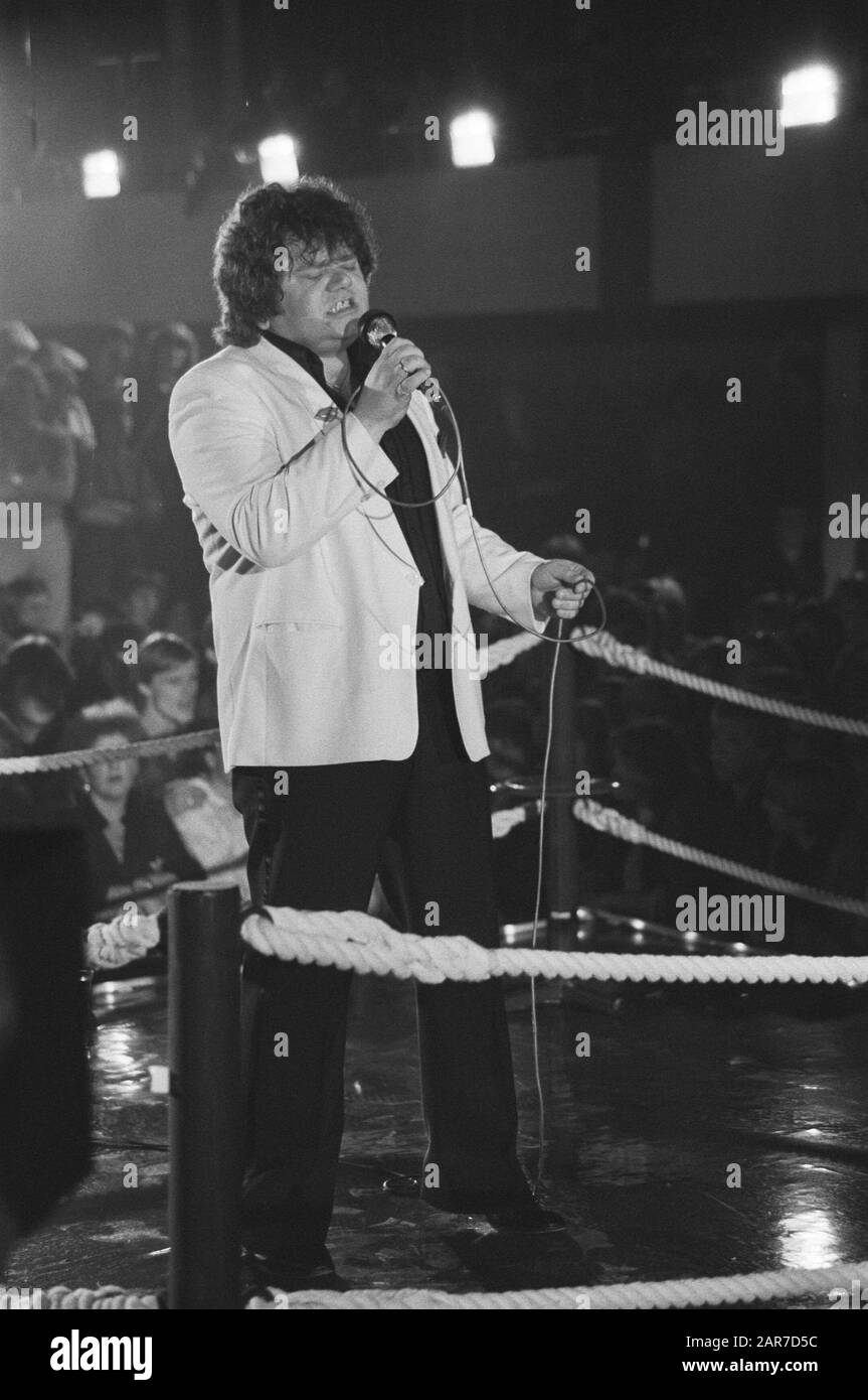Enregistrements à Flint dans Amersfoort de programme sur le chanteur Andre Hazes qui diffuse le TROS 26 mars prochain Date: 5 février 1982 lieu: Amersfoort mots clés: RECOMMMASS, chanteuses Nom personnel: Hazes, André Nom de l'institution: Tos Banque D'Images