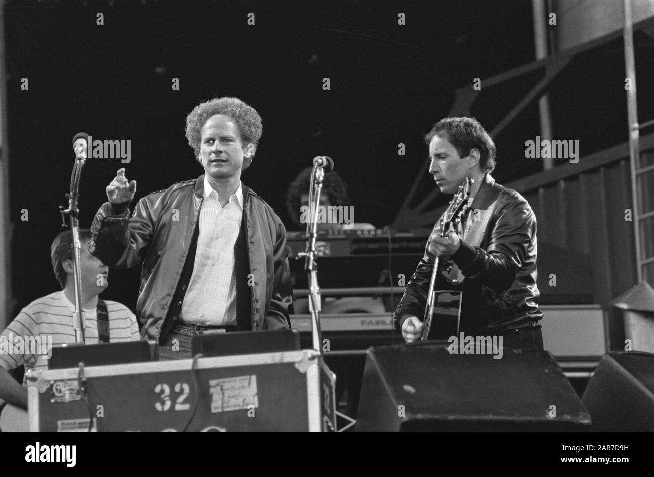 Performance Simon et Garfunkel (à gauche) à Feijenoordstadion, Rotterdam Date : le 12 juin 1982 lieu : Rotterdam, Pays-Bas-Sud mots clés : musiciens, musique, groupes pop, chanteurs Nom personnel : Garfunkel , Art, Simon, Paul Nom de l'établissement : Simon & Garfunkel Banque D'Images