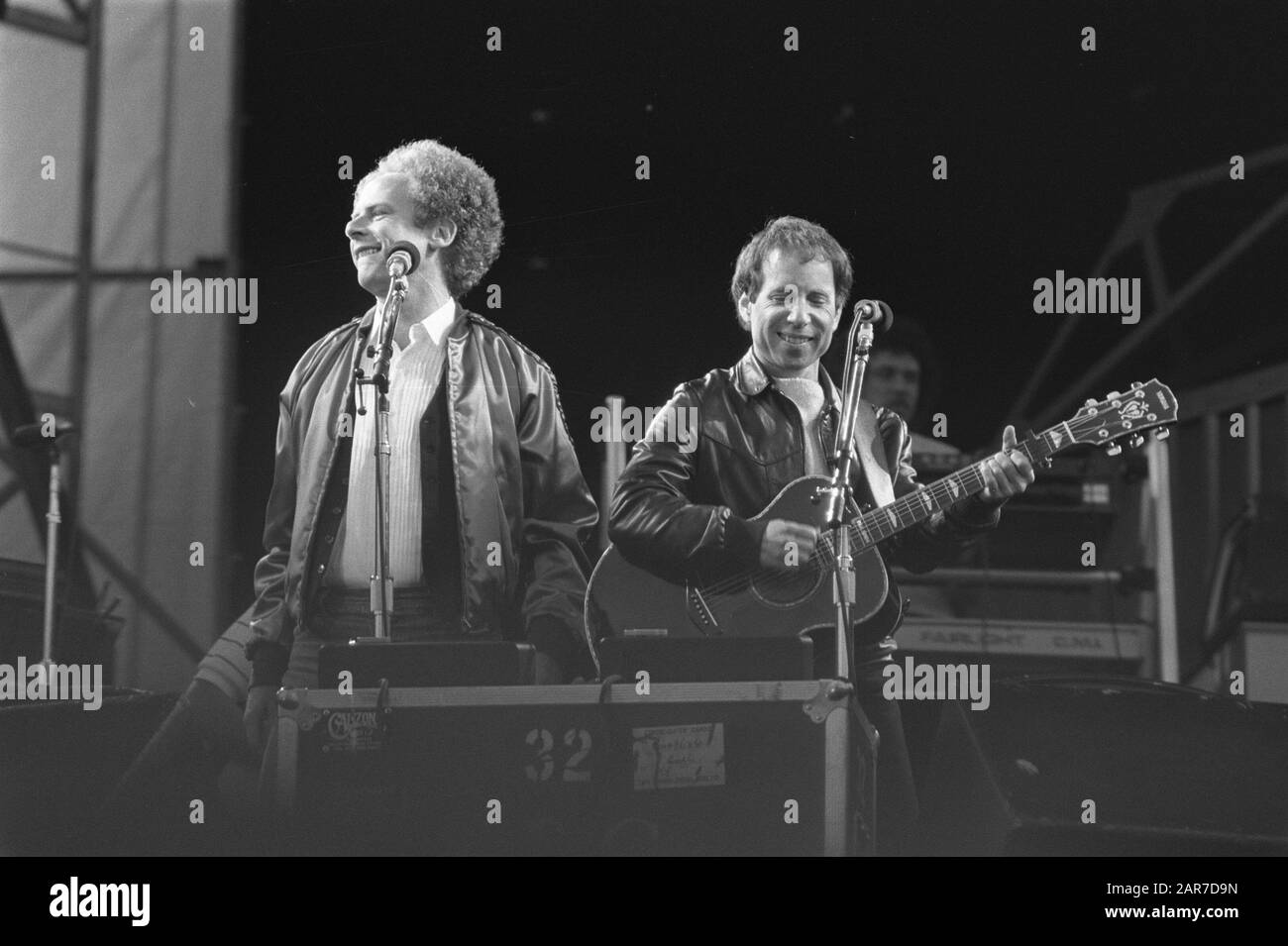 Performance Simon et Garfunkel (à gauche) à Feijenoordstadion, Rotterdam Date : le 12 juin 1982 lieu : Rotterdam, Pays-Bas-Sud mots clés : musiciens, musique, groupes pop, chanteurs Nom personnel : Garfunkel , Art, Simon, Paul Nom de l'établissement : Simon & Garfunkel Banque D'Images