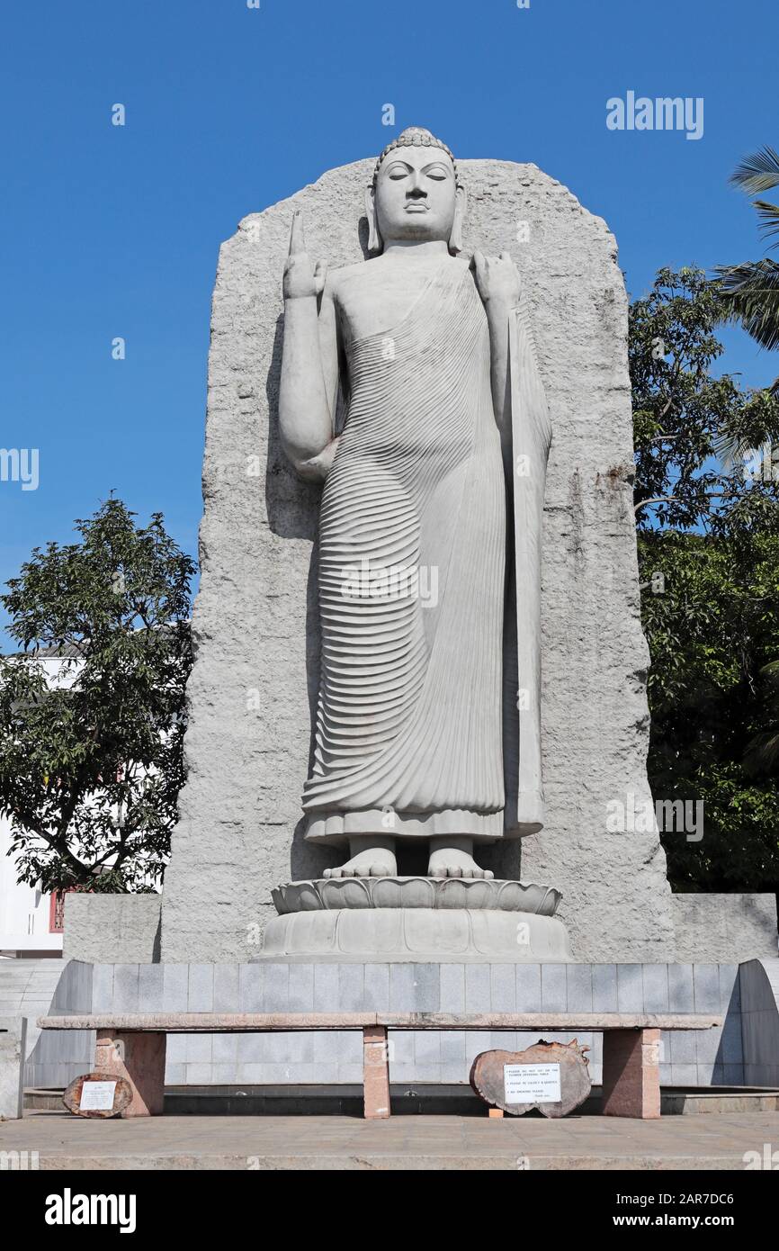 Réplique de la statue du Bouddha Aukana, Colombo, Sri Lanka contre un ciel bleu clair et profond Banque D'Images