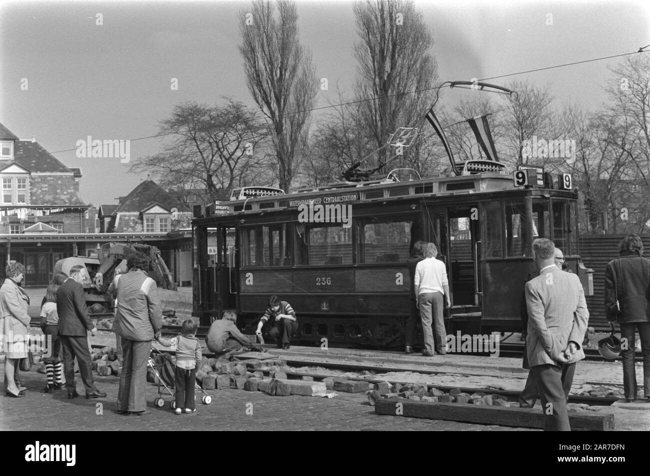 Old model tram rides à Amsterdam - Haarlemmermeerstation Date: 17 avril 1976 lieu: Amsterdam, Noord-Holland mots clés: Trams Banque D'Images