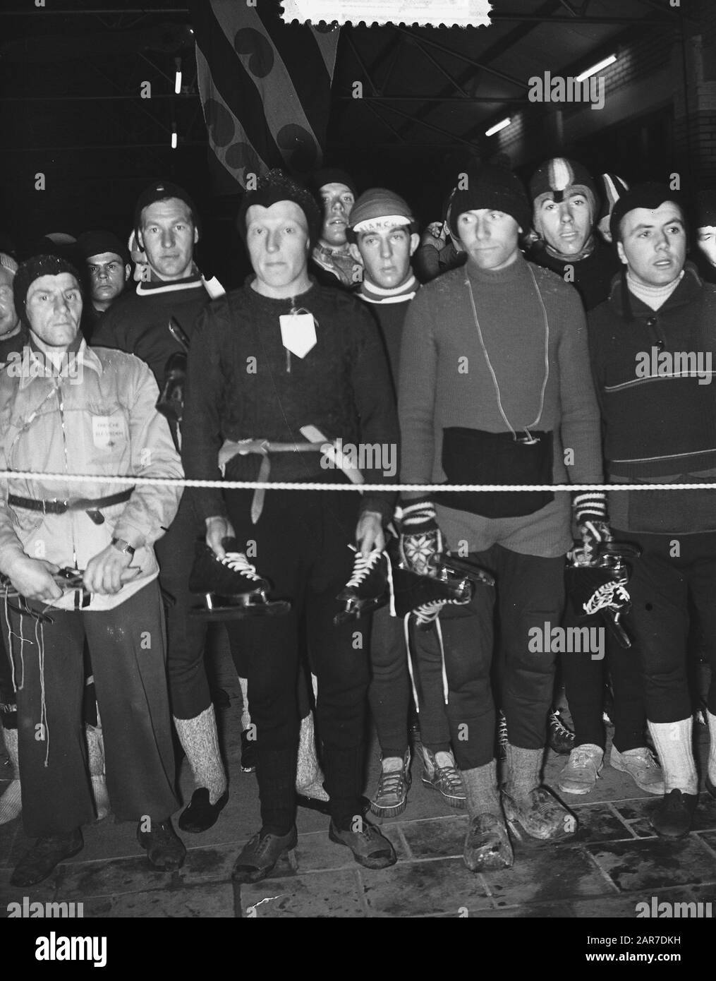 Elfstedentocht 1956 Le Long de la ligne de départ Date: 14 février 1956 mots clés: Elfstedentochten, skaters Nom de l'établissement: Elfstedentocht Banque D'Images