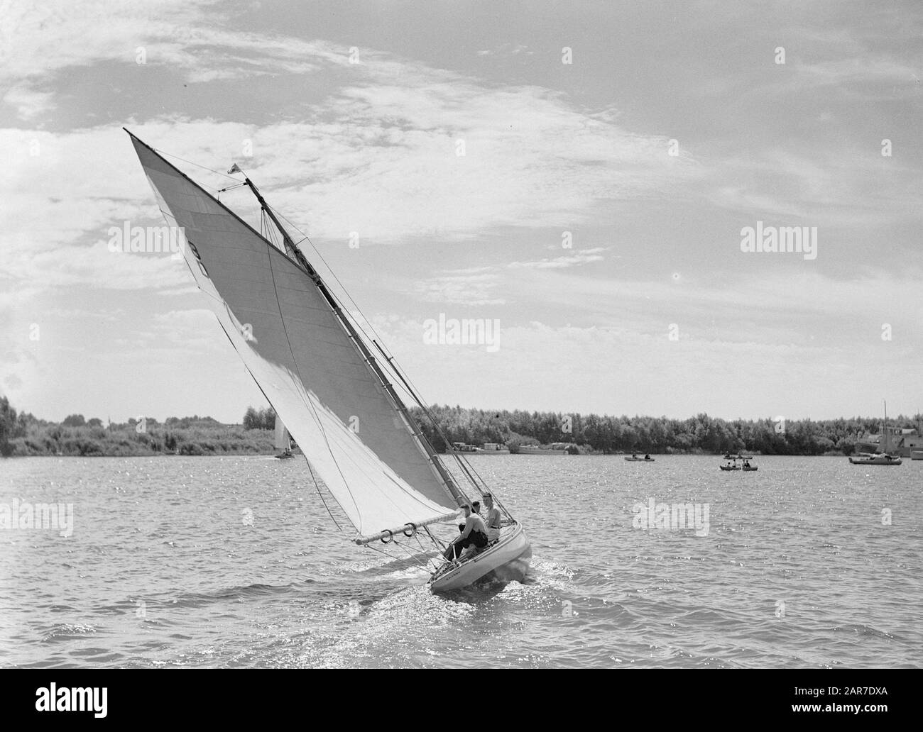 Voile sur le bateau à voile Kaag avec vent dans la voile Date: Août 1935 lieu: Kaag, South-Holland mots clés: Bateau de plaisance, vent, bateaux à voile Banque D'Images