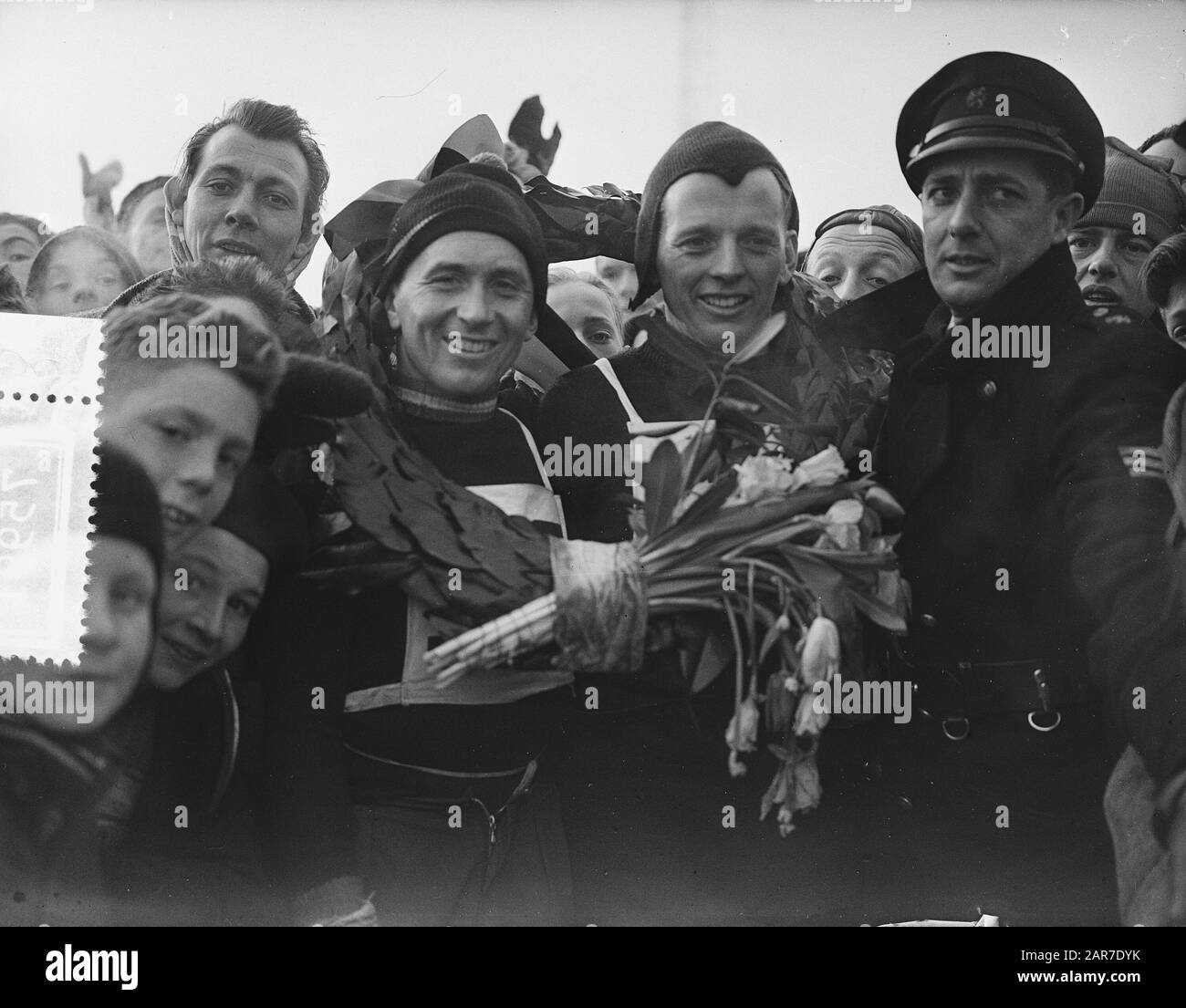 Concours de patinage sur glace pour le grand prix d'Amsterdam. Jean van de Berg First et Egbert van de Oever second Date: 17 février 1956 lieu: Amsterdam, Noord-Holland mots clés: Prix, compétitions de patinage sur glace Nom De La Personne: Jean van de Berg Banque D'Images