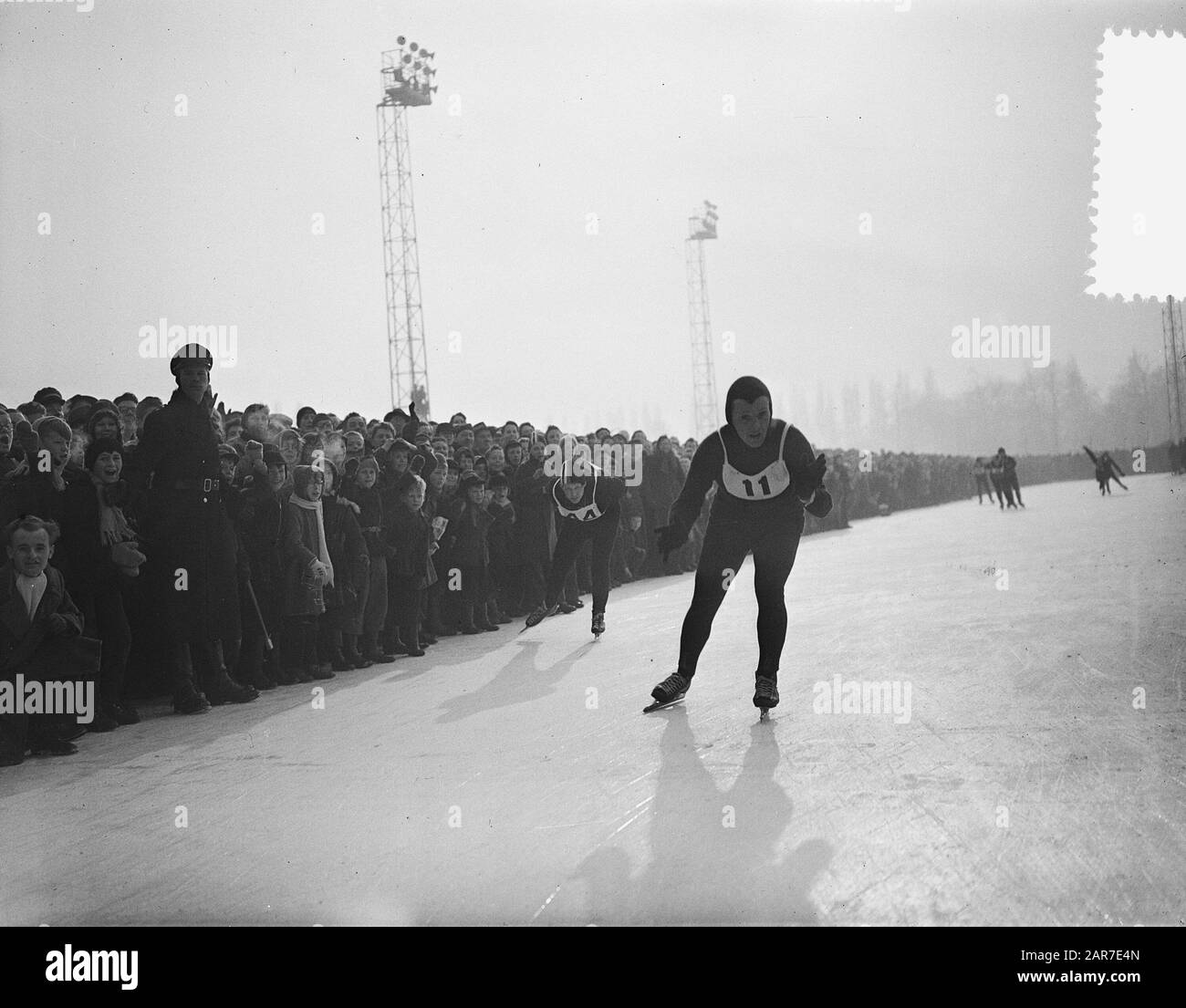 Concours de patinage sur glace pour le grand prix d'Amsterdam. Jean van de Berg (numéro 11) première date: 17 février 1956 lieu: Amsterdam, Noord-Holland mots clés: Prix, compétitions de patinage Nom personnel: Jean van de Berg Banque D'Images