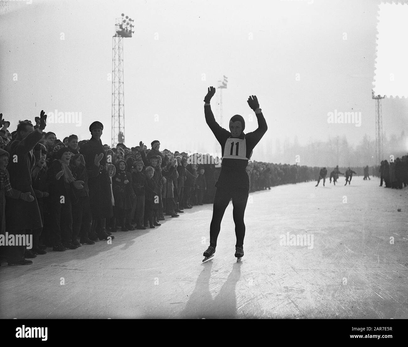 Concours de patinage sur glace pour le grand prix d'Amsterdam. Jean van de Berg (numéro 11) première date: 17 février 1956 lieu: Amsterdam, Noord-Holland mots clés: Prix, compétitions de patinage Nom personnel: Jean van de Berg Banque D'Images