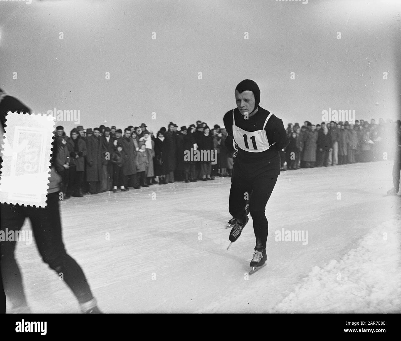 Concours de patinage sur glace pour le grand prix d'Amsterdam. Jean van de Berg (numéro 11) première date: 17 février 1956 lieu: Amsterdam, Noord-Holland mots clés: Prix, compétitions de patinage Nom personnel: Jean van de Berg Banque D'Images