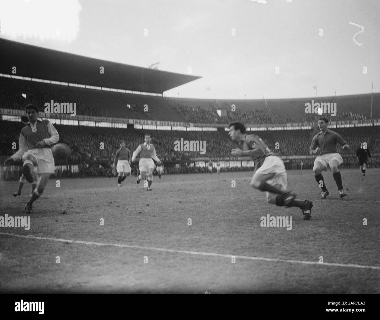 Football. L'équipe nationale néerlandaise contre Stade de Reims 4-2. Premier but (en-tête de Coen Moulijn) Annotation: Impliquer pour l'équipe nationale néerlandaise (aussi connue sous le nom de: 7 mars 1956 lieu: Rotterdam mots clés: Sport, football Nom personnel: Moulijn, Coen Nom de l'institution: Équipe nationale néerlandaise Banque D'Images