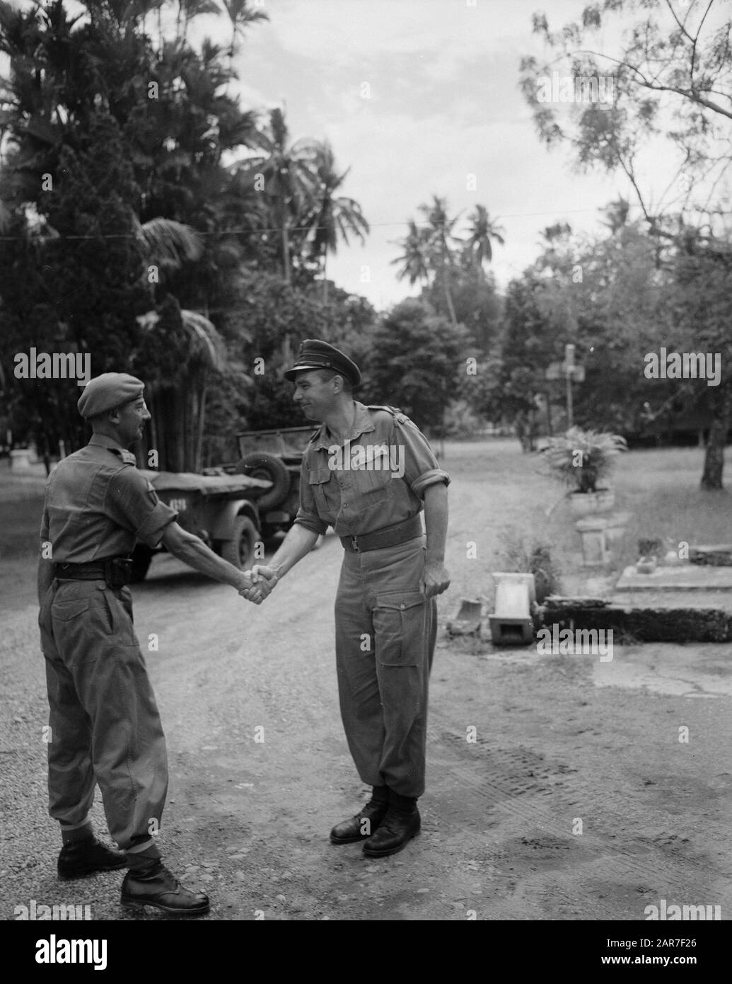 Expédition de la U-Brigade de Batavia à Padang (2ème série) Padang. Le major M.P.A. den Ouden, commandant du premier Bataillon Hunters, secoue la main d'un officier britannique Date : 29 octobre 1946 lieu : Indonésie, Antilles néerlandaises de l'est, Padang, Sumatra Banque D'Images