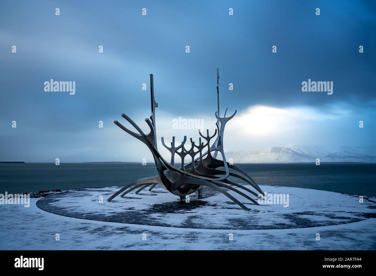 Statue de bateau Sun voyager Metal viking à Reykjavik, Islande, avec un ciel spectaculaire Banque D'Images