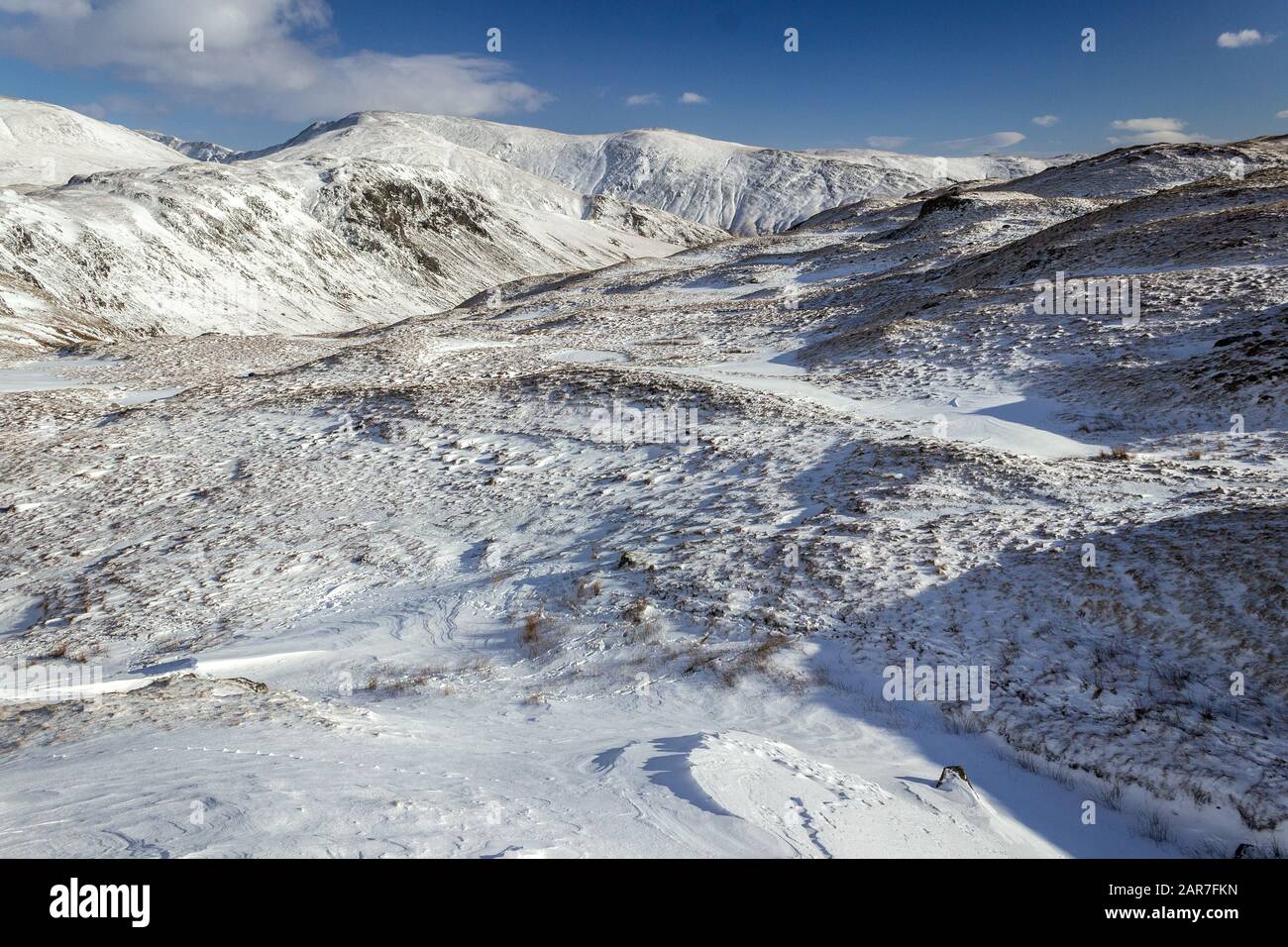 Chutes d'acier et collines du Lake District couvertes de neige, scène hivernale près de Grasmere en Cumbria Banque D'Images