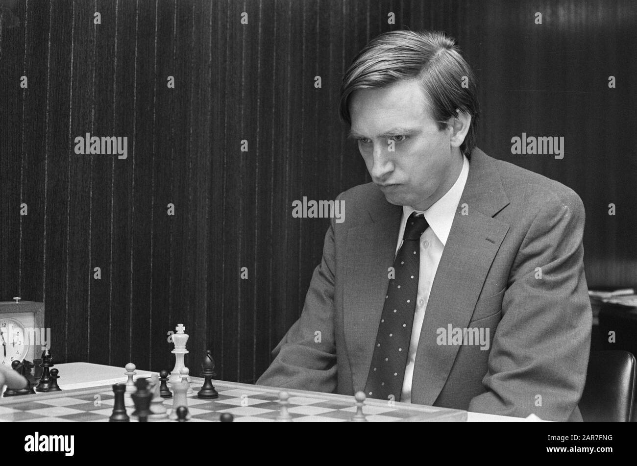 Les parlementaires et les journalistes jouent aux échecs au tournoi Hoogovenchesse; nr. 17 A et 20 Dolman (PvdA) Date : 16 janvier 1975 mots clés : CHESK Nom de l'institution : Block Chess Tournament Banque D'Images