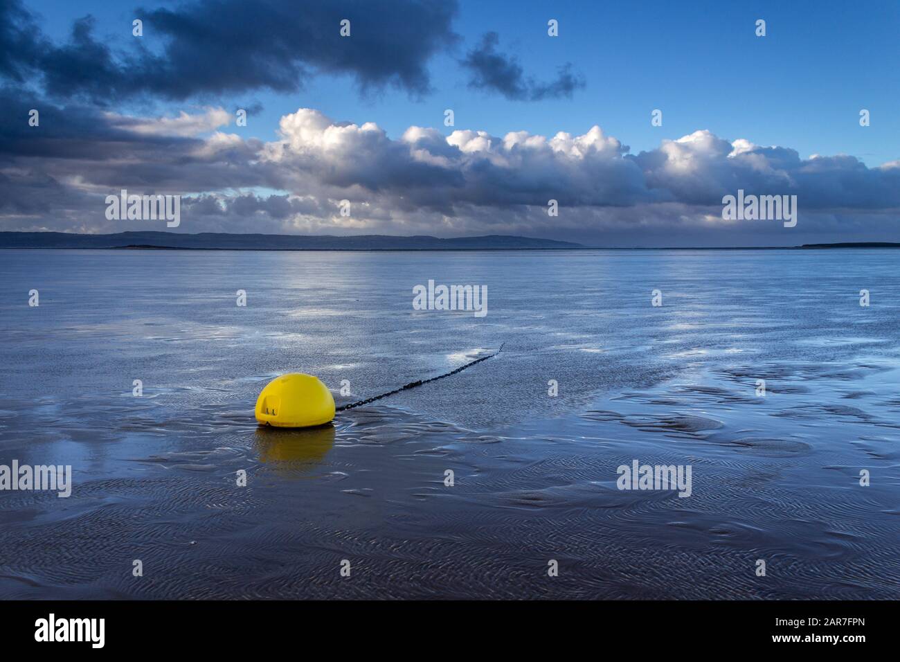 Bouée jaune sur la plage à marée basse sur l'estuaire de Dee, West Kirby, Wirral Banque D'Images