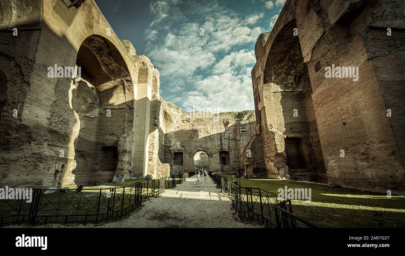 Panorama à l'intérieur des thermes de Caracalla, Rome, Italie. C'est un monument célèbre de Rome. Vue imprenable sur les grandes ruines antiques de Therm de Caracalla Banque D'Images