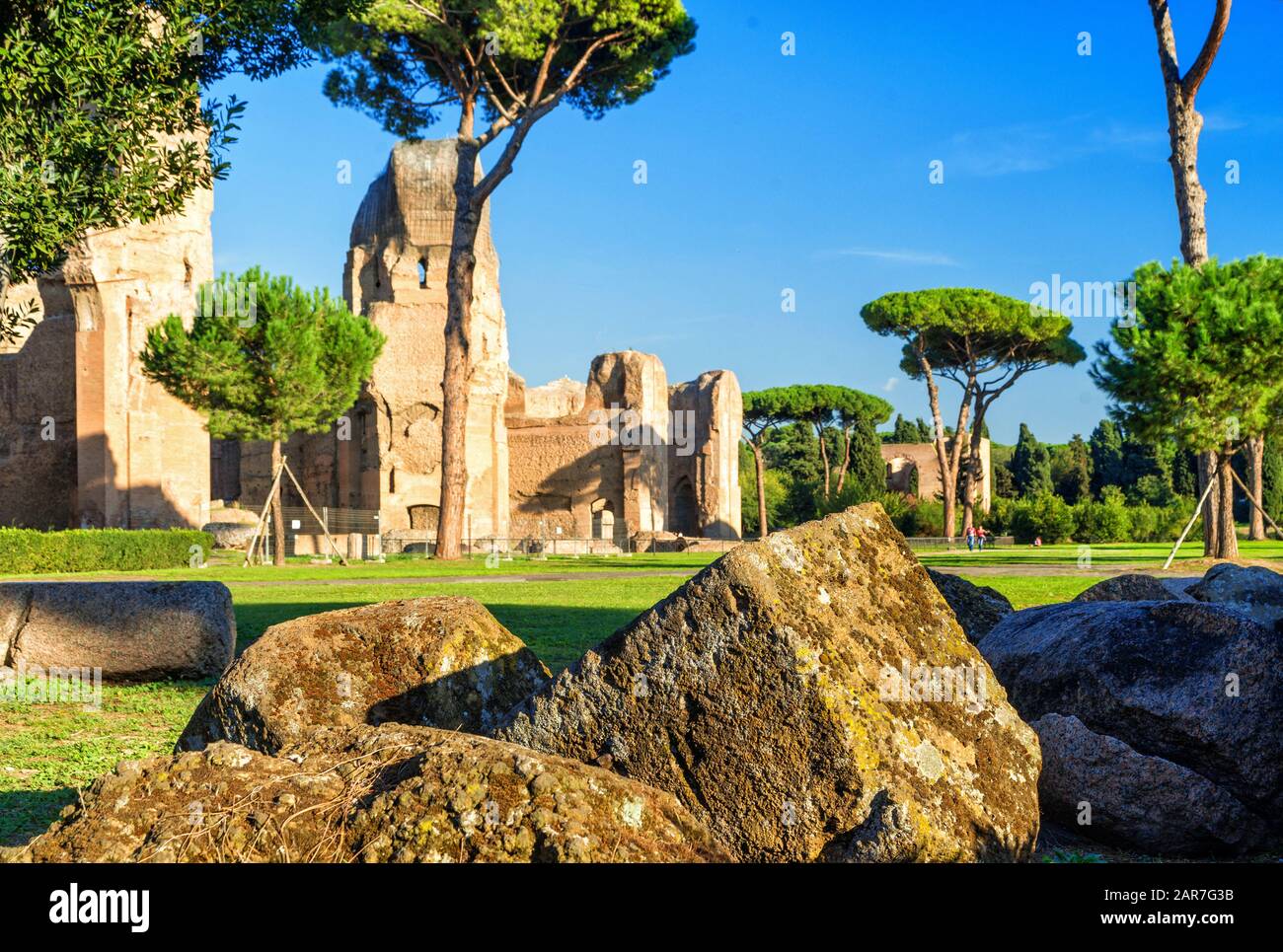 Les ruines des thermes de Caracalla, anciens bains publics romains, à Rome, Italie. Banque D'Images