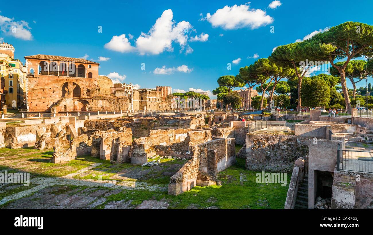 Vue panoramique sur le Forum de Trajan en été, Rome, Italie. Le Forum de Trajan est l'une des principales attractions touristiques de Rome. Ruines romaines anciennes dans le centre De La Rom Banque D'Images