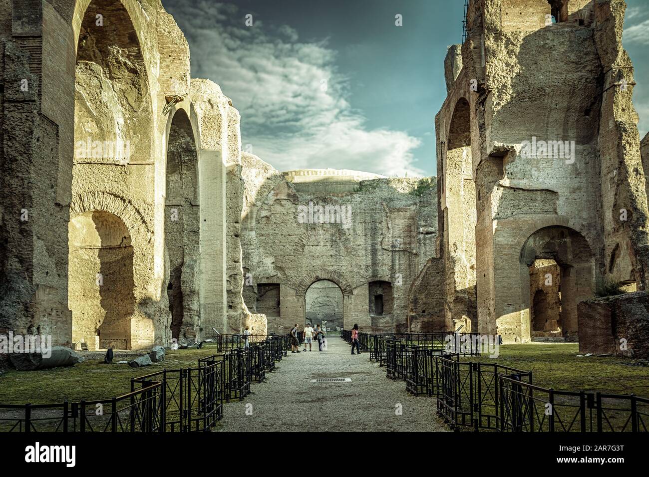 Panorama à l'intérieur des thermes de Caracalla, Rome, Italie. C'est un monument célèbre de Rome. Vue imprenable sur les grandes ruines antiques de Therm de Caracalla Banque D'Images