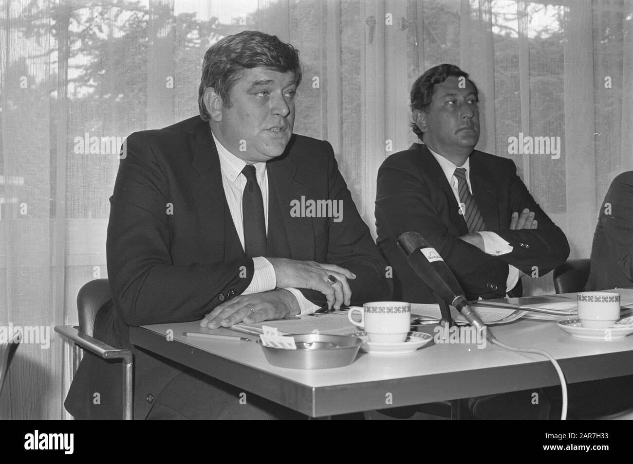 Conférence DE presse AVRO dans le cadre de la saison 1984/85; Wibo van de Linde (l) et Président Wallis de Vries Date : 28 août 1984 mots clés : conférences de presse Nom personnel : Wallis de Vries, Gerard, Wibo van der Linde Banque D'Images