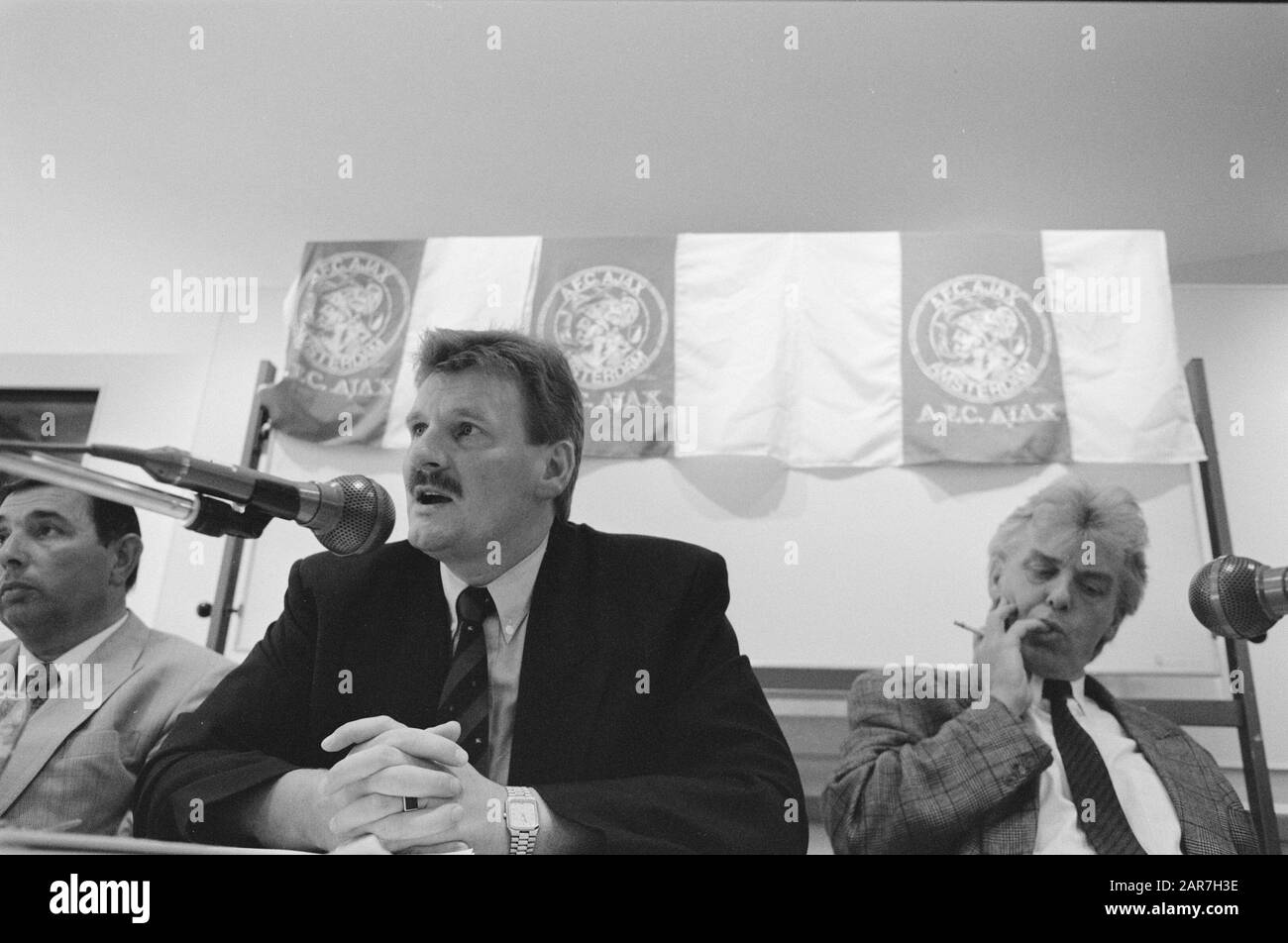 Conférence de presse Ajax en relation avec les droits de télévision à la TV-10; directeur Arie van Eyden (l) et directeur technique Leo Beenhakker Date: 10 juillet 1989 mots clés: Chaînes de télévision, directeurs, conférences de presse, sports, football Nom personnel: Beenhakker, Leo, Eyden, Arie van Banque D'Images