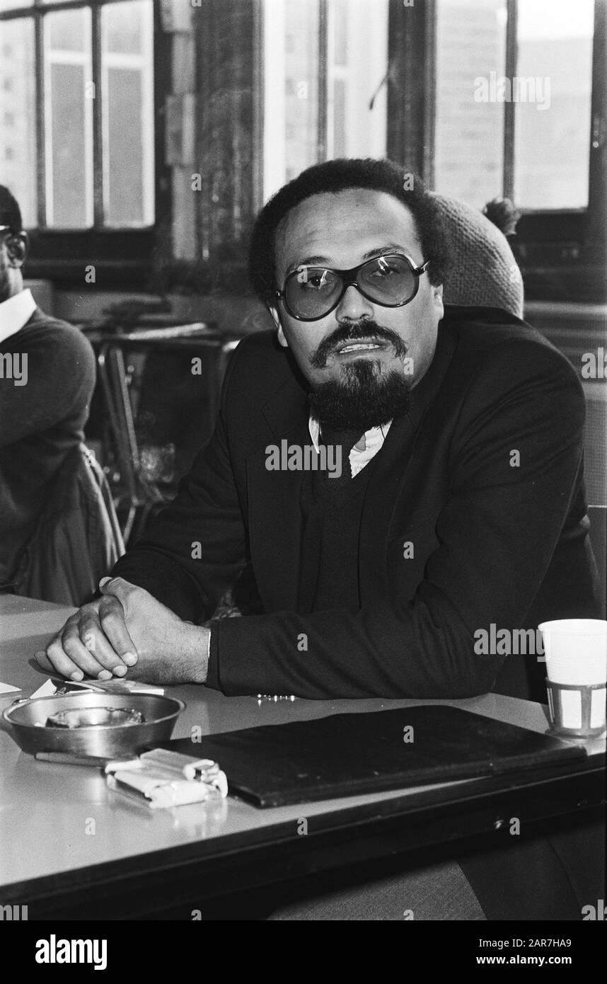 Conférence de presse des personnes qui parleront à la Conférence des Caraïbes à Tropenmuseum (27 et 28 février). 12.13 Henk Essed Date: 26 février 1982 mots clés: Conférences de presse Nom personnel: Henk Essed Nom de l'institution: Tropenmuseum Banque D'Images