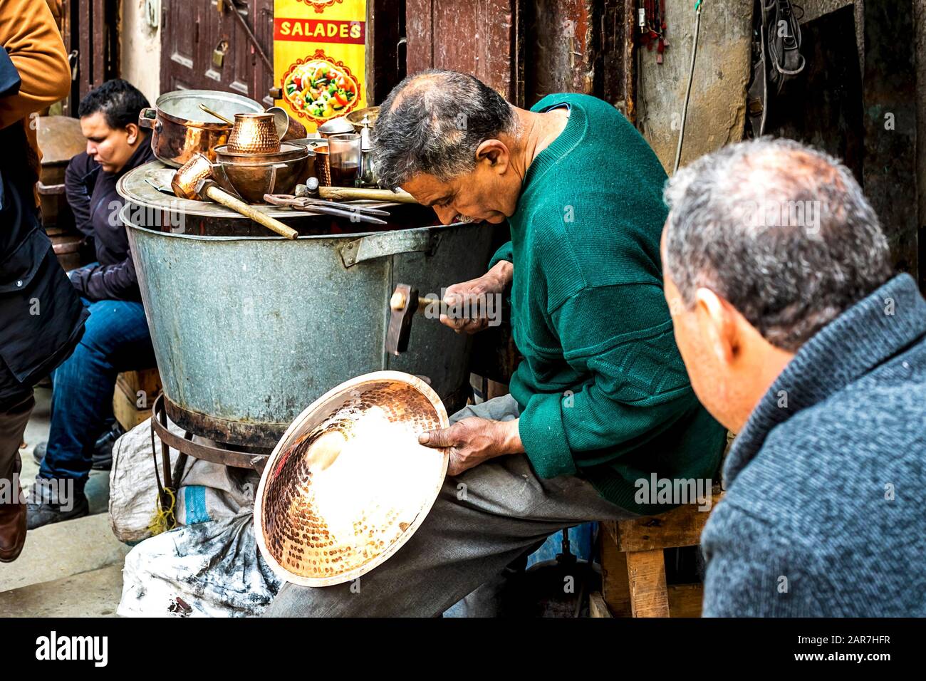 Fes, MAROC, 21,04,2019: Les personnes non identifiées font de la tôle traditionnelle sur un marché dans une ville Fes au Maroc. Fes est une ville historique classée dans UNES Banque D'Images