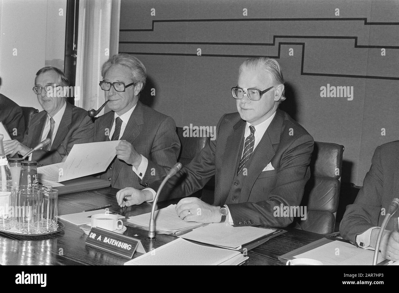 Conférence de presse chiffres annuels ABN; v.r.n.l dr. A. Batenburg (président du conseil d'administration), m.. R. Hazelhoff et dr. J. de Jongh (les deux membres du conseil d'administration) Date : 10 avril 1985 mots clés : conférences de presse Nom personnel : DR. A. Batenburg, drs. J. de Jongh Banque D'Images