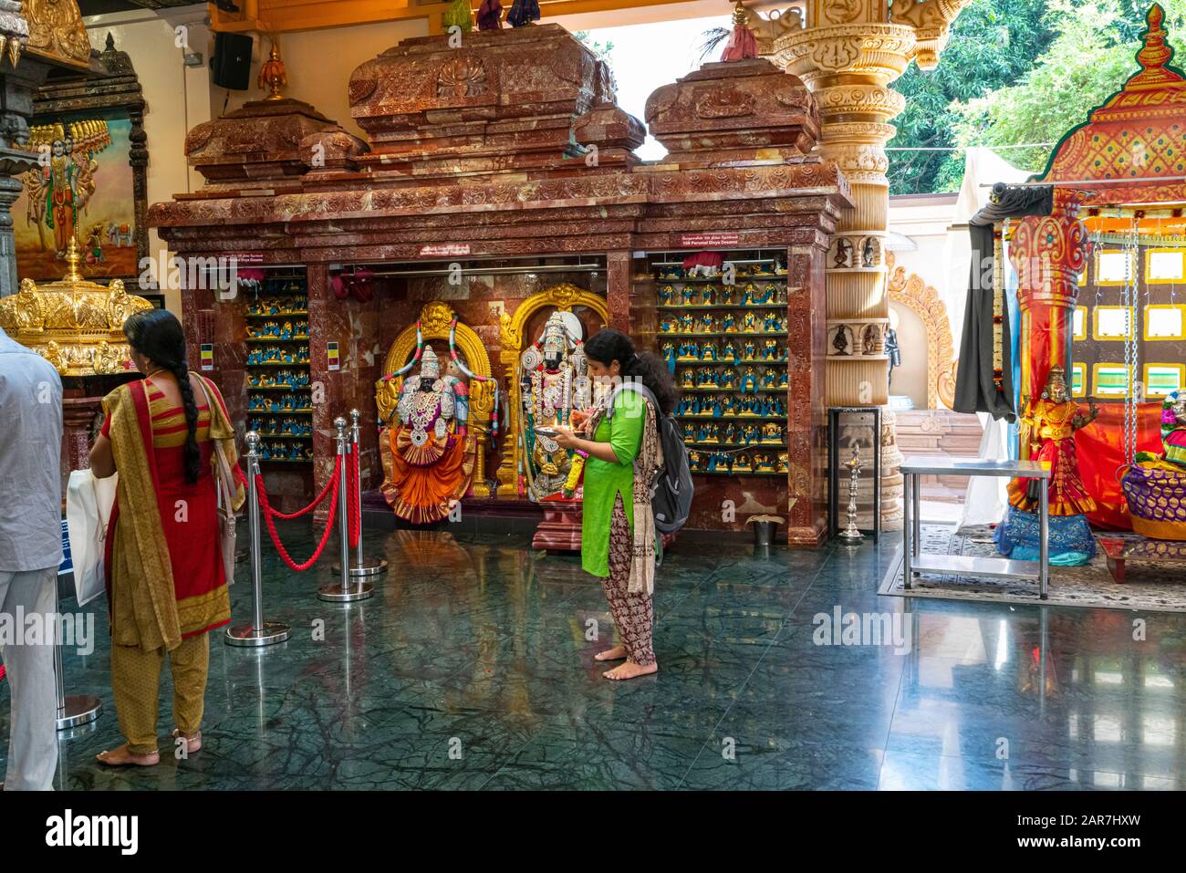 Singapour. Janvier 2020. Les fidèles priant à l'intérieur du temple Sri Krishanan Banque D'Images