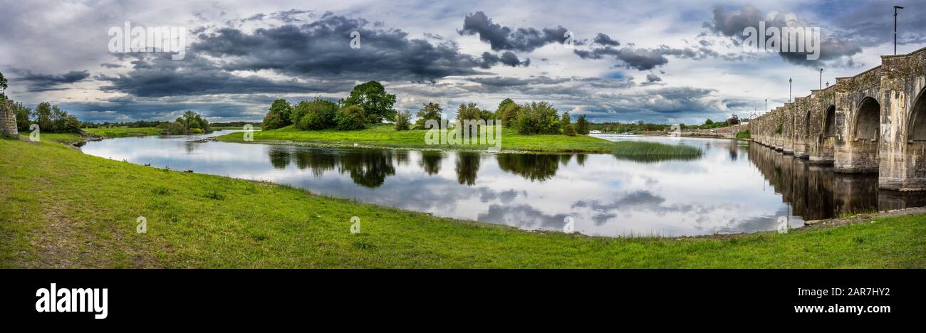 Le pont en pierre de Shannonbridge en face du Shannon, du comté de Roscommon dans la province de Connacht au comté d'Offaly dans la province de Leinster Banque D'Images