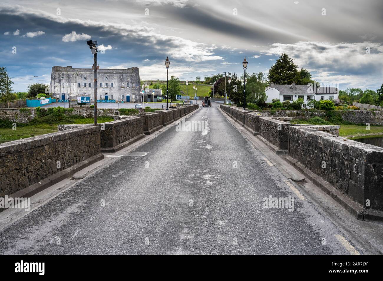 En regardant vers l'ouest sur le pont en pierre de l'autre côté de la rivière Shannon à Shannonbridge en direction du comté de Roscommon (Connacht) depuis le comté d'Offaly (Leinster) Banque D'Images