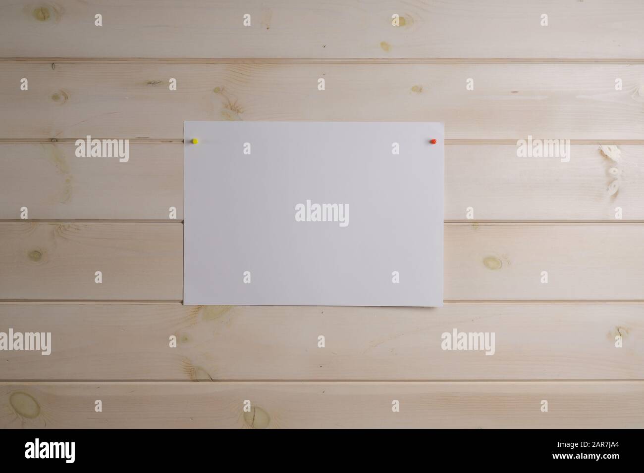 Feuille de papier blanche épinglée par des broches sur un mur en bois. Place pour une inscription. Maquette Banque D'Images