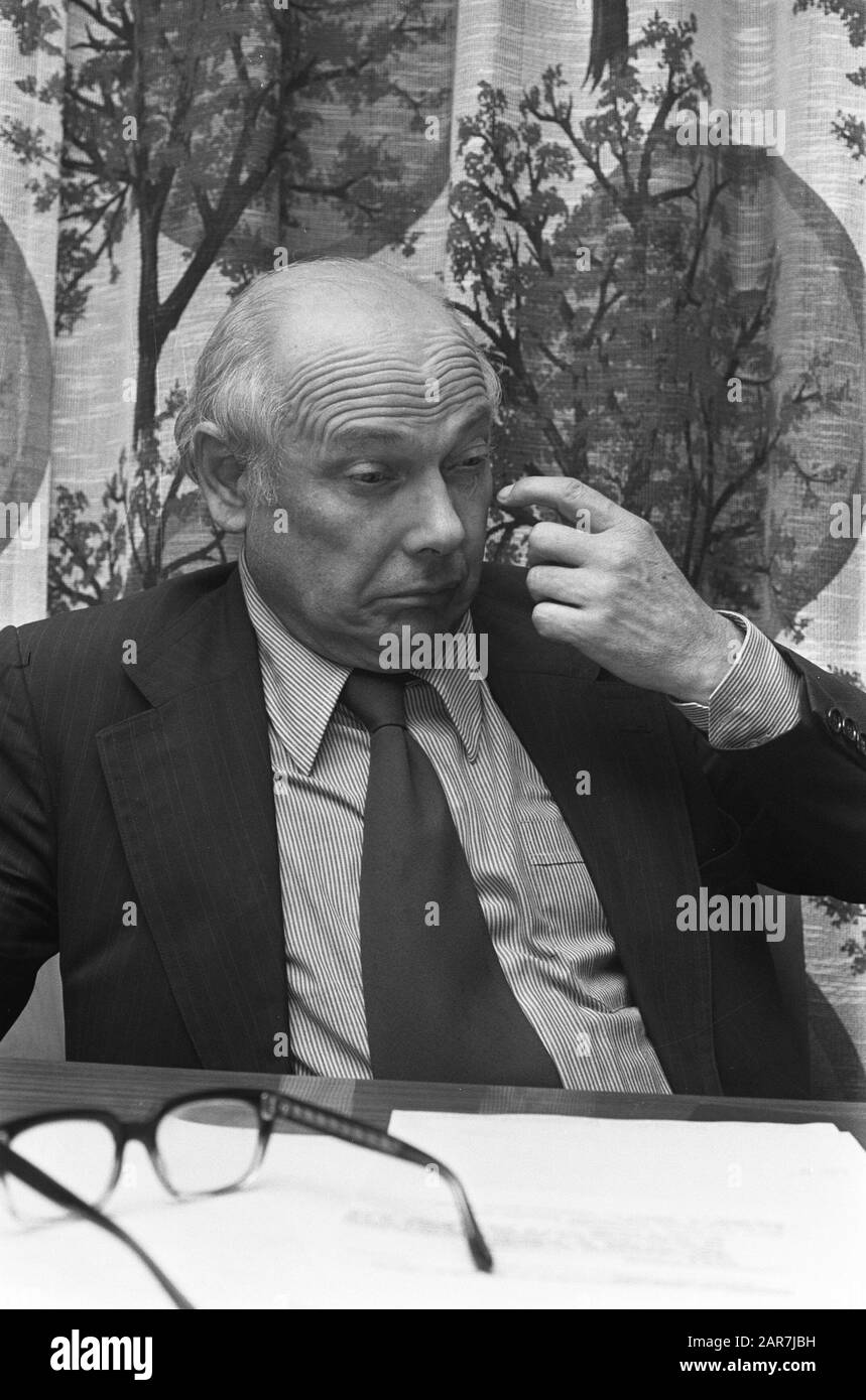 Conférence de presse du Ministre-Président Den Uyl après le Conseil des Ministres concernant le conflit sur le partage d'actifs (VAD) conférences de presse, portraits, partage d'actifs, VAD Date : 2 mai 1975 lieu : den Haag, South-Holland mots clés : VAD, conférences de presse, portraits, partage d'actifs Nom personnel : Uyl, Joop den Banque D'Images