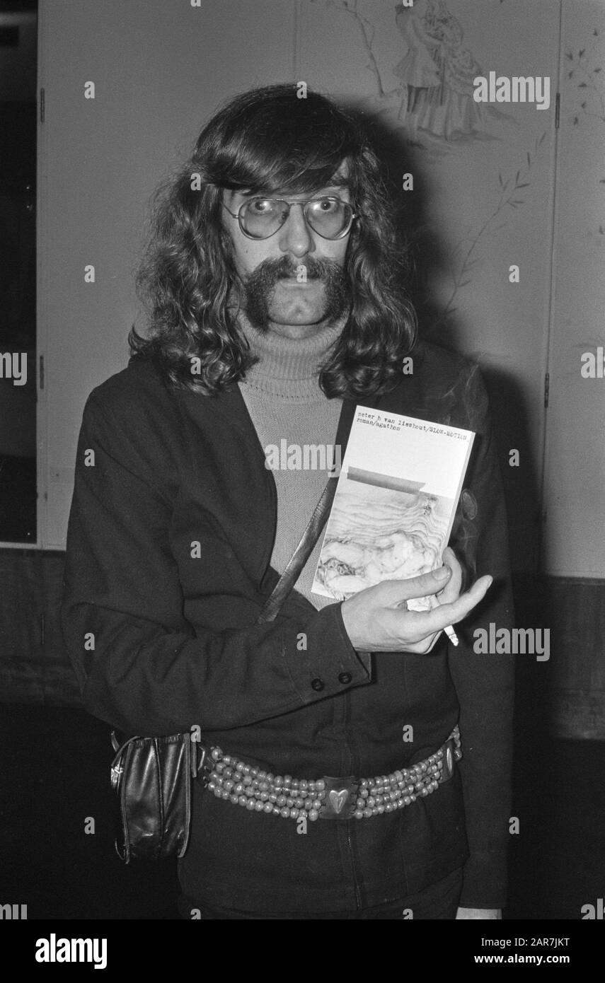 Salon d'information 'vers de la Presse' dans Krasnapolsky Peter van Lieshout avec livre Date: 6 février 1974 lieu: Amsterdam, Noord-Holland mots clés: Foires, livres, écrivains Nom de l'institution: Krasnapolsky Banque D'Images