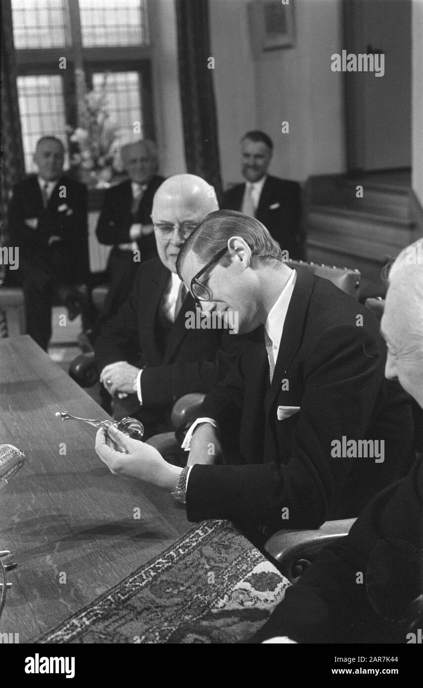 Pieter van Vollenhoven laisse son second fils, le prince Bernhard Lucas Emmanuel s'inscrire à l'hôtel de ville de Nijmegen, de Graaf Datum: 31 décembre 1969 lieu: Nijmegen mots clés: Princes, mairie Nom personnel: Pieter Banque D'Images