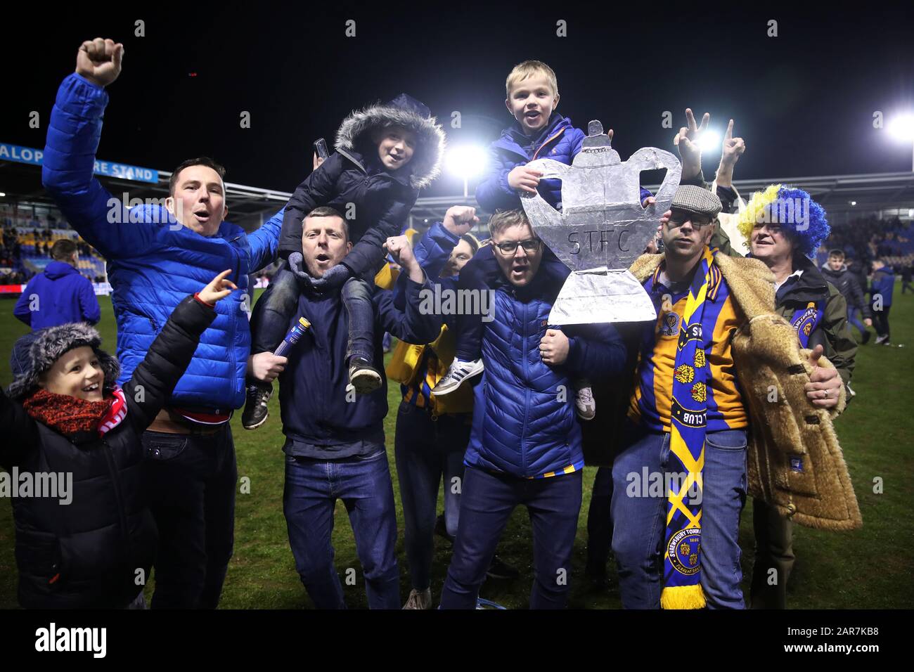 Les fans de Shrewsbury Town célèbrent sur le terrain après le quatrième match rond de la FA Cup à Montgomery Waters Meadow, Shrewsbury. Banque D'Images