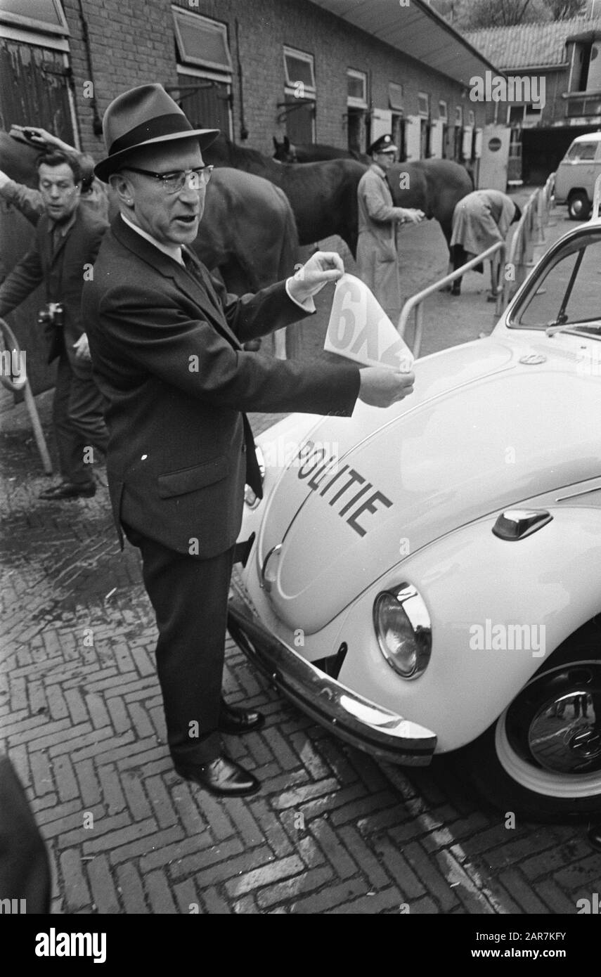 Police maintenant 6 x 2. Le maire Samkalden porte un nouveau numéro d'urgence sur la voiture Date: 10 mai 1968 mots clés: ALEGENTS, Cars, MAYORESTERS, POLICE Nom personnel: Samkalden, Ivo Banque D'Images