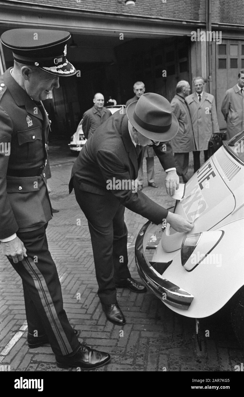 Police maintenant 6 x 2. Le maire Samkalden porte un nouveau numéro d'urgence sur la voiture Date: 10 mai 1968 mots clés: ALEGENTS, Cars, MAYORESTERS, POLICE Nom personnel: Samkalden, Ivo Banque D'Images