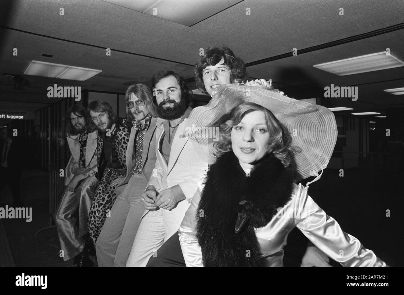 POP Group Teach In de Schiphol à Stockholm pour le concours Eurovision Date: 18 mars 1975 mots clés: POP Groups Nom De La Personne: Concours Eurovision Nom de l'institution: Teach In Banque D'Images