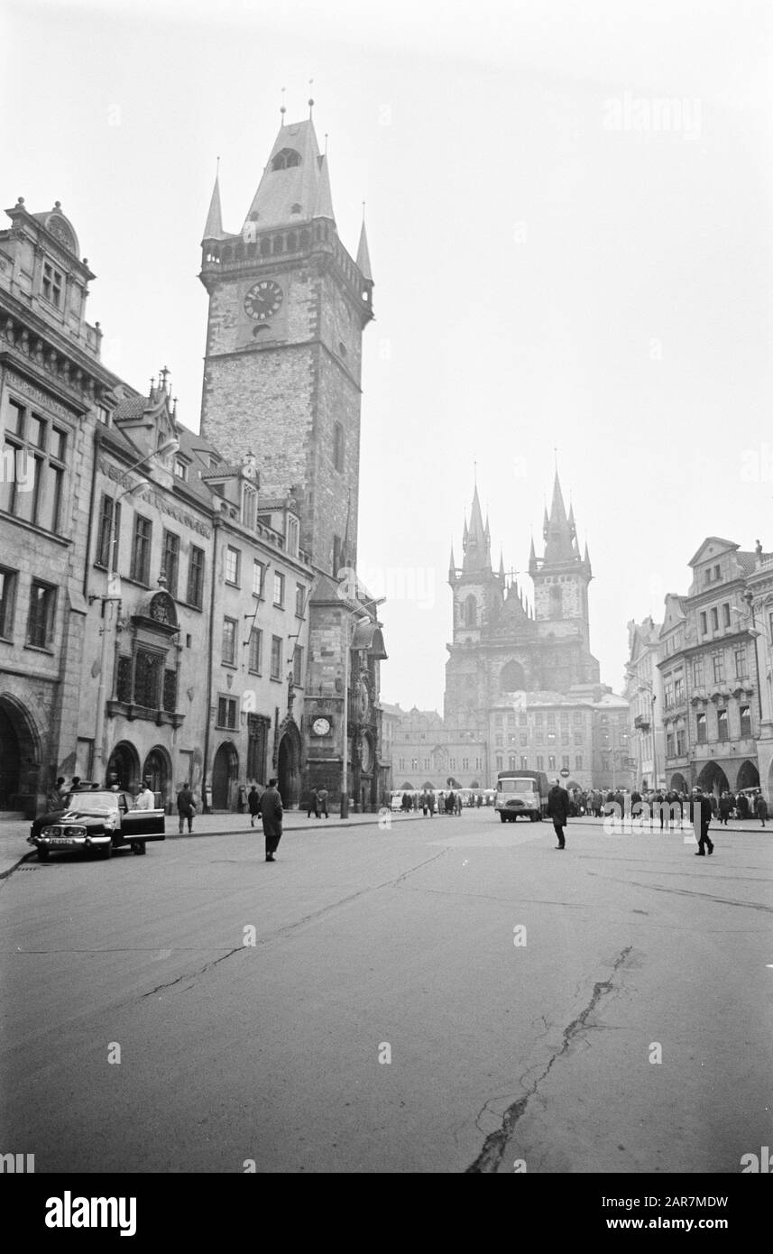 Prague. Tour de l'hôtel de ville avec vue sur la St. Maria Tynkerk Date: 9 mars 1967 lieu: Prague, République tchèque mots clés: Architecture, mairie, façades, gothique, édifices religieux, tours d'église, tours Banque D'Images