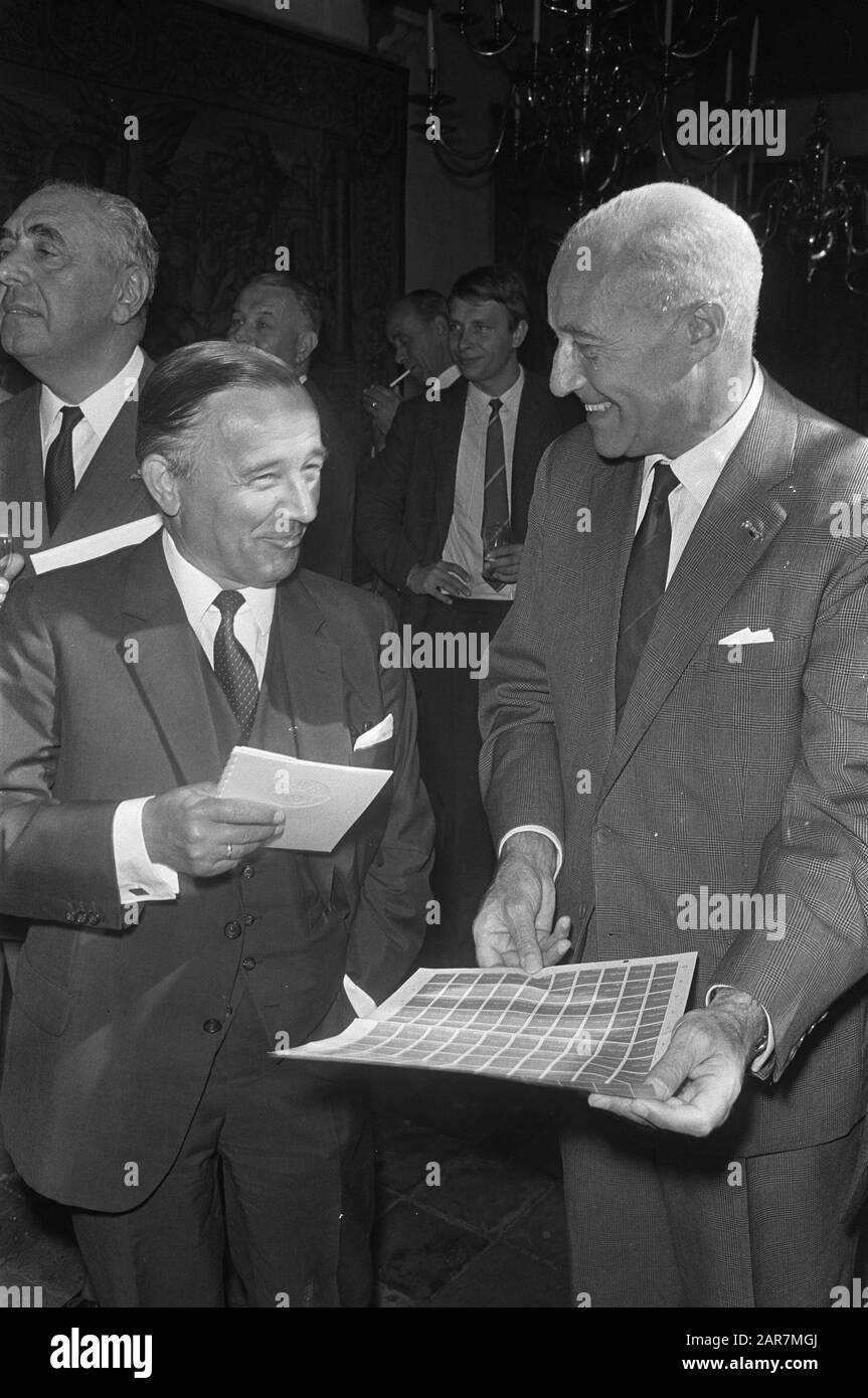 Nouveau timbre lié à la création du premier ministre Wilhelmus de Jong en conversation avec M. Reinhoud (directeur général des PTT (à droite) Date : le 27 août 1968 mots clés : portraits de groupe, timbres, etc. Premiers ministres Nom personnel : Jong, Piet de, Reinhoud, H. Nom de l'institution : PTT Banque D'Images